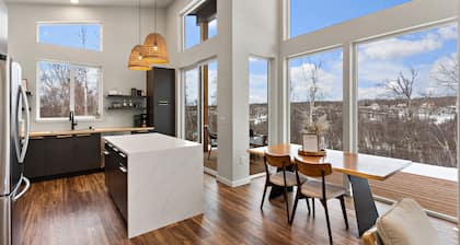 Cozy Bluff Getaway with Hot Tub