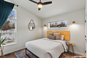 2 bedrooms, travel cot, WiFi, bed sheets