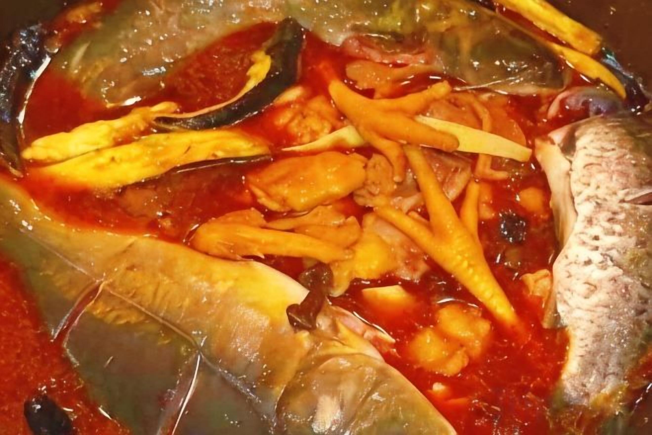 Un plato de mariscos con diversos ingredientes.