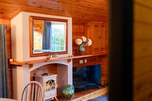 32-inch LED TV with cable channels, Netflix, streaming services - Cozy Log Cabin 346 - Rural Mid Wales (Blaenau Ffestiniog)