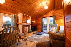 32-inch LED TV with cable channels, Netflix, streaming services - Cozy Log Cabin 346 - Rural Mid Wales (Blaenau Ffestiniog)