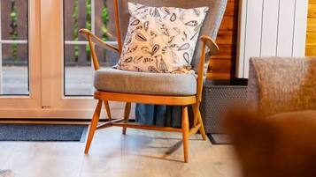 32-inch LED TV with cable channels, Netflix, streaming services