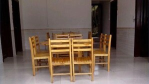 A dining area with a round table and six wooden chairs. - Xing'an Mao'er Mountain Bamboo Xiyuan (Xing'an County)