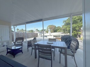 屋外ダイニングエリア