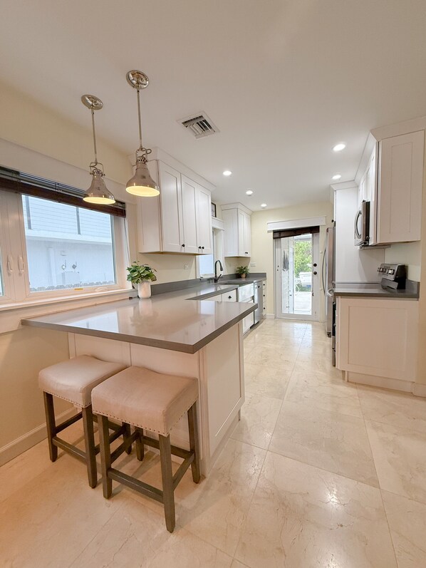 Køleskab, mikrobølgeovn, ovn, kogeplade