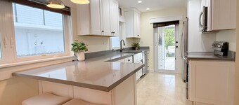 Snowbird Deal: Tavernier Canal Home w/ Boat Lift & Dock â 28+ Day Keys Getaway!