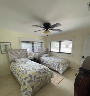 2 室のベッドルーム、アイロン / アイロン台、WiFi、ベッドシーツ