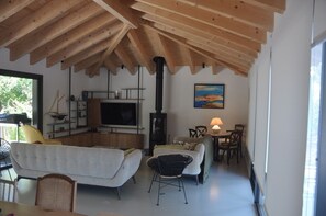 Televisión, mesa de ping pong, estéreo