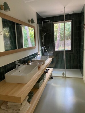 Regadera, secadora de cabello, papel de baño