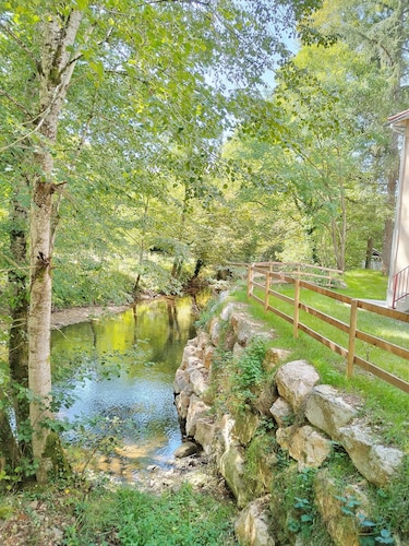 Maison de campagne en bord de rivière baignades et pêche 
Animaux acceptés