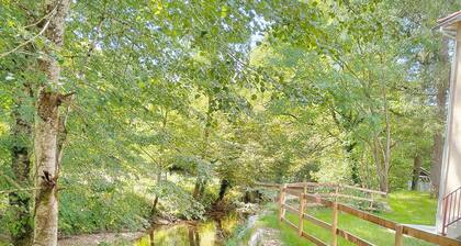 Country house by the river, swimming and fishing Pets welcome