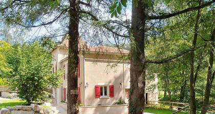 Country house by the river, swimming and fishing Pets welcome