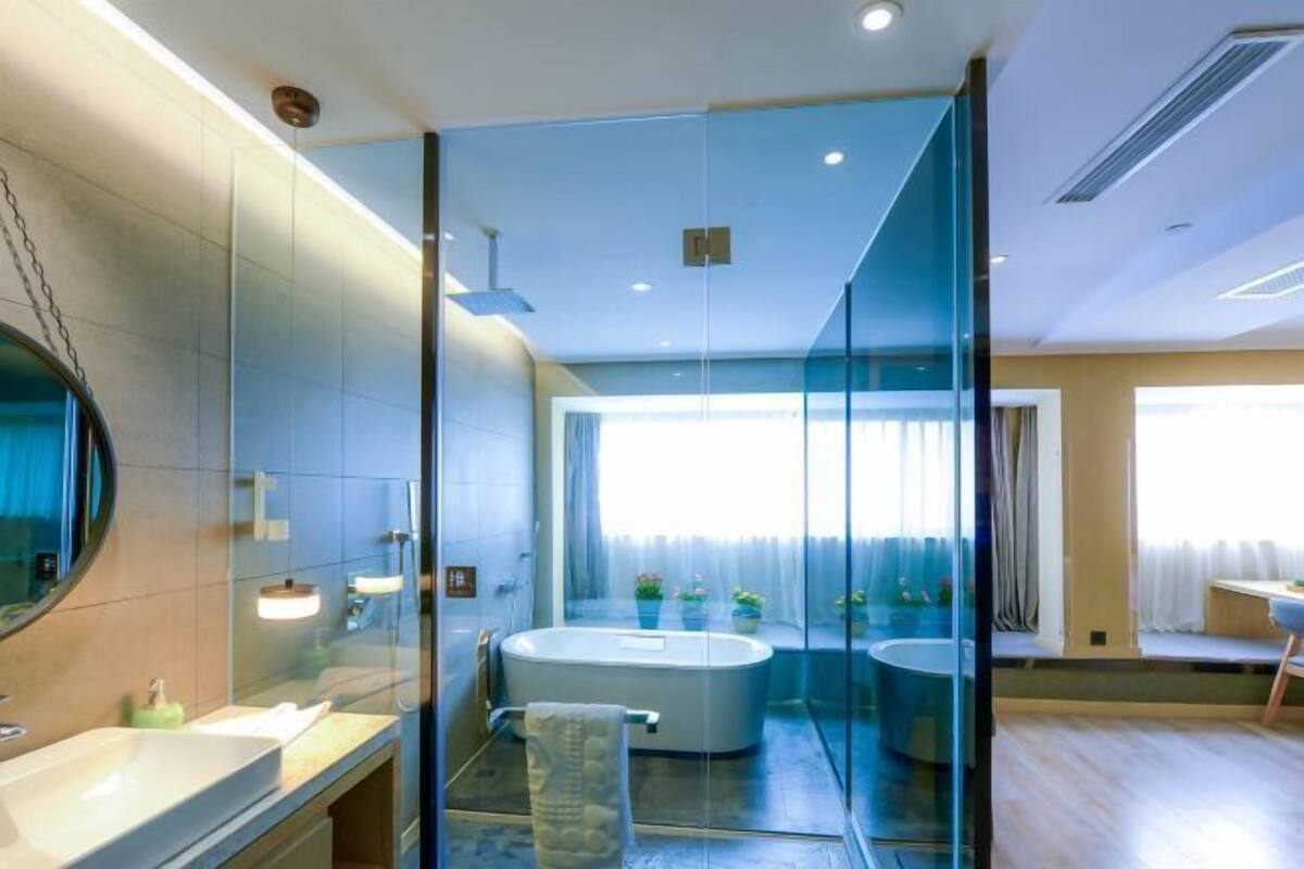 Une salle de bain moderne avec une douche à parois de verre, une baignoire et un lavabo.