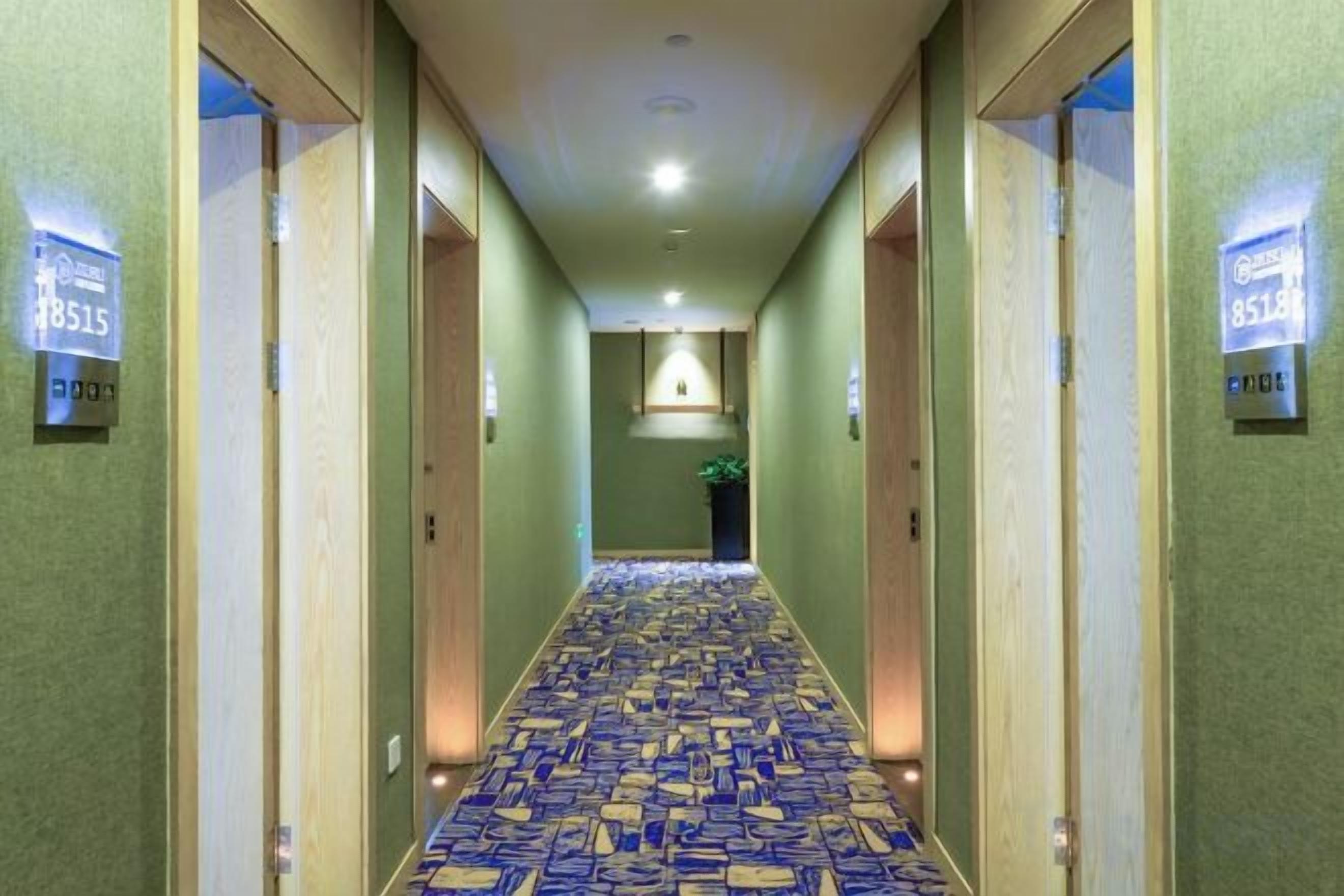 Pasillo de hotel con puertas identificadas como 8515 y 8516, que dan a las habitaciones.