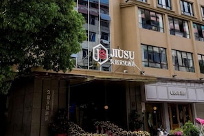 Un edificio con un letrero que dice 'JIUSU' y otro que indica 'GEOLOGIC'.