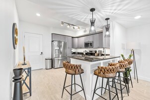 Condo, sacada, vista para o rio | Cozinha privada | Geladeira grande, micro-ondas, fogão, cooktop