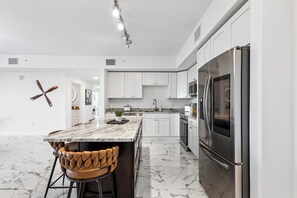 Condo superluxo | Cozinha privada | Geladeira grande, micro-ondas, fogão, cooktop