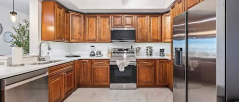 Kondo Deluks | Dapur pribadi | Lemari es besar, microwave, oven, dan kompor