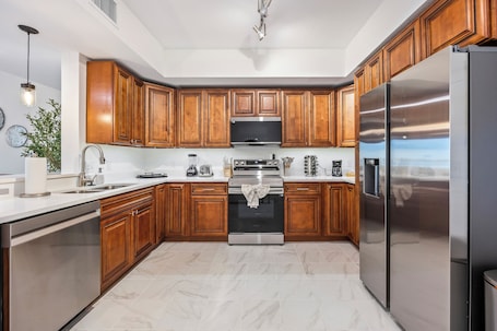 Refrigerador con freezer, microondas, horno, placa de cocina