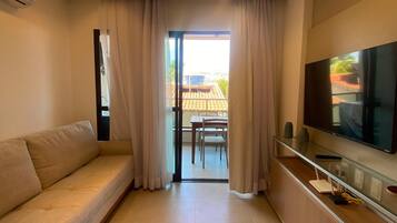 Estúdio luxo, 1 cama de casal e sofá-cama | Área de estar | TV