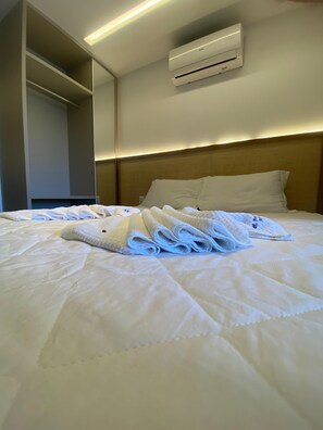Estudio Deluxe, 1 cama doble con sofá cama | Espacio para trabajar con un portátil y tabla de planchar con plancha