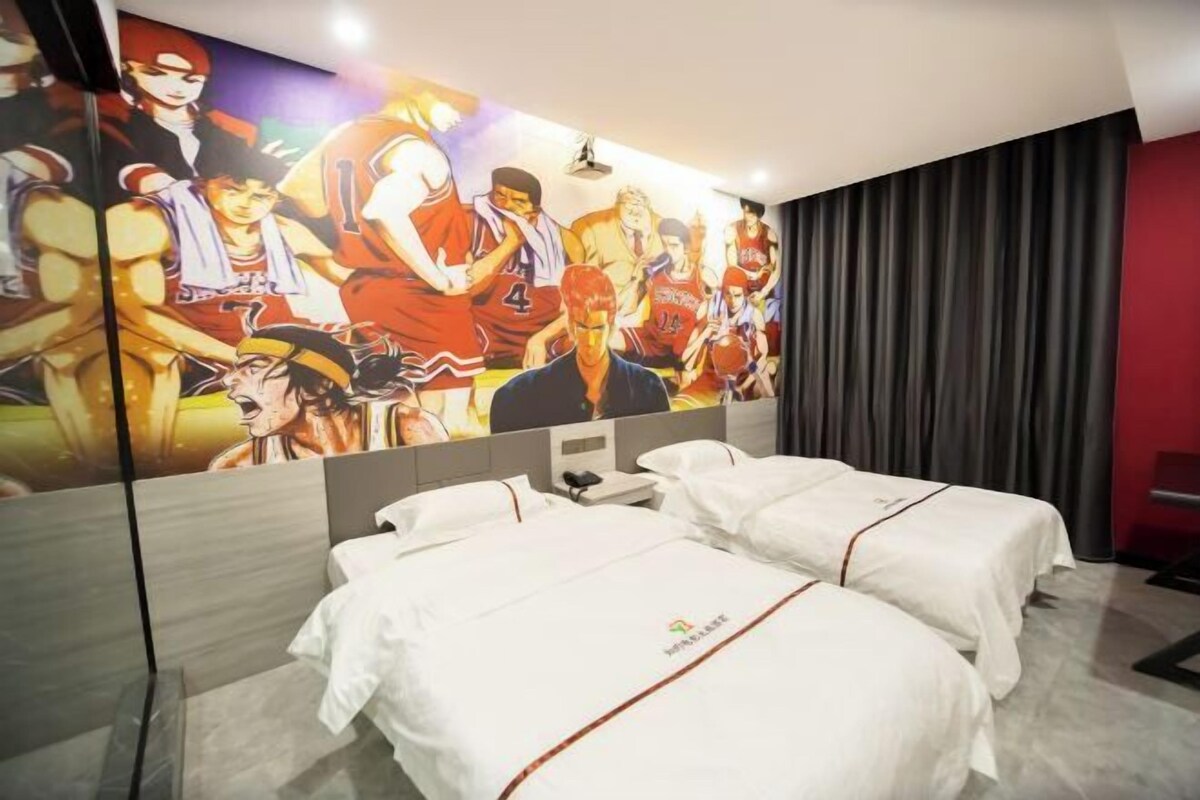 Una habitación de hotel con dos camas, un mural grande en la pared y una pared de acento roja.