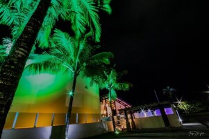 Un edificio de diseño moderno, con techo plano y un amplio espacio de entrada.