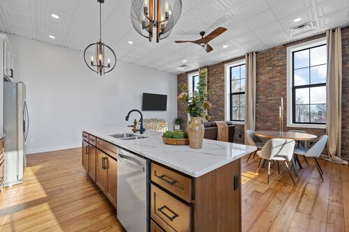 Modern + Historic: "Evans Suite" Luxury Loft Overlooking Charming DT