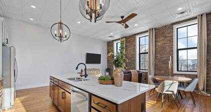 Modern + Historic: "Evans Suite" Luxury Loft Overlooking Charming DT