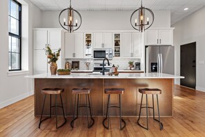 Een koelkast, een microgolfoven, een oven, een kookplaat