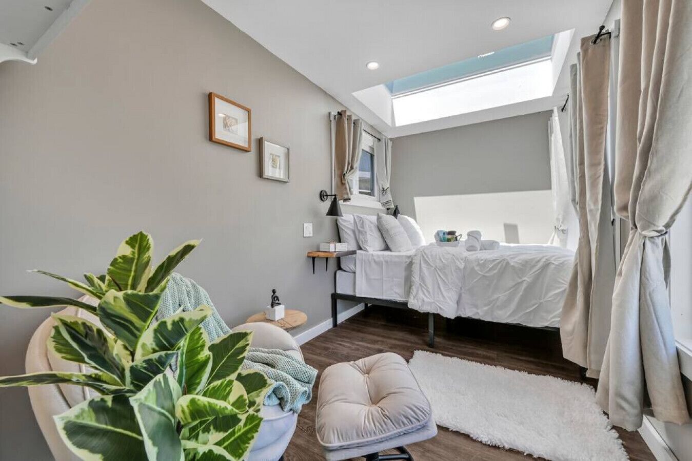 1 chambre, fer et planche à repasser, draps fournis