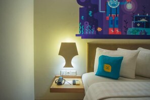 A hotel room with a bed, a nightstand with a lamp, and a wall mural. - Regantris Darmo Surabaya (Tegalsari)