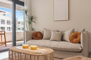 TV - Casa Alegra Estepona City Center (Estepona)