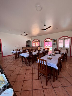 Free daily buffet breakfast - Pousada Villa Rosada  (Santa Cruz Cabralia)