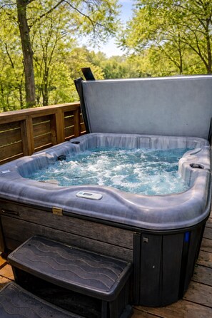 Outdoor spa tub