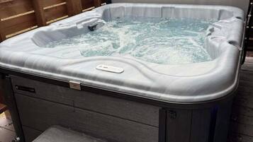 Tina de hidromasaje al aire libre