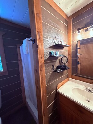 Een douche, handdoeken