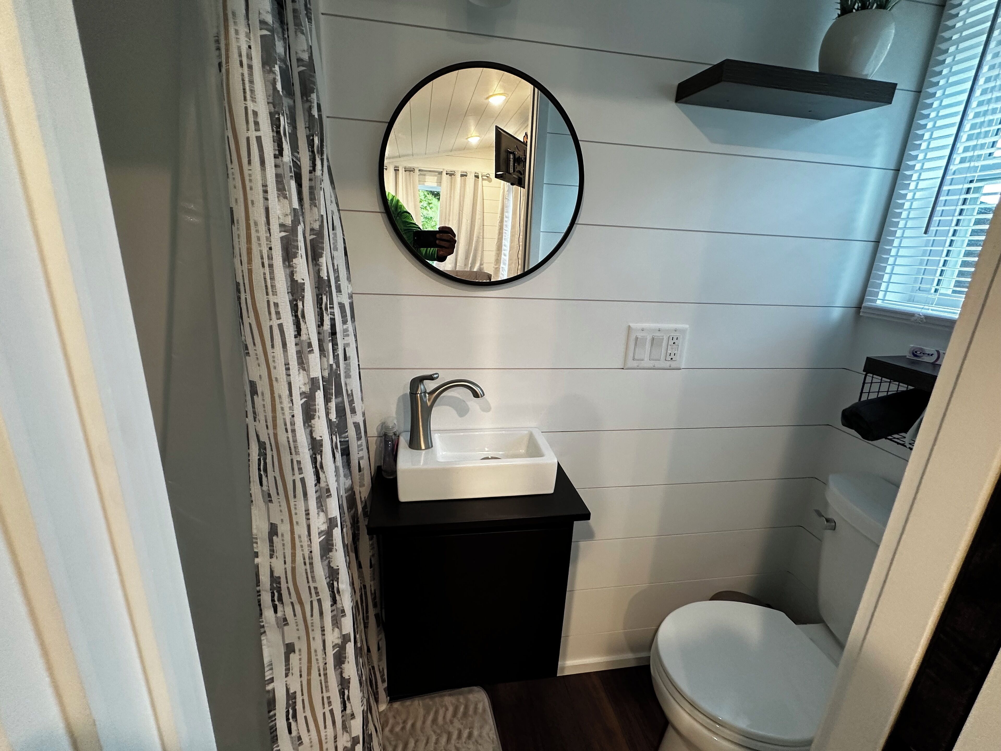 Ducha, secador de pelo, toallas y jabón