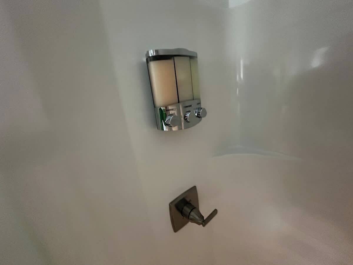 Seinävalaisin ja ovenkahva.