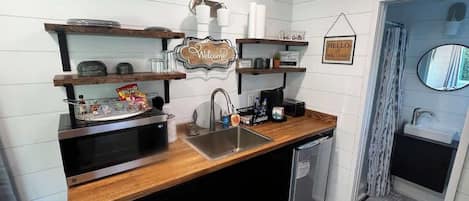 Réfrigérateur, micro-ondes, cafetière/bouilloire, grille-pain