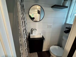 Een douche, een haardroger, handdoeken, zeep