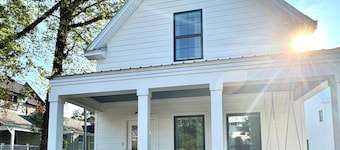 Brand New! Luxury 2-Bedroom Cottage in Downtown Auburn!!