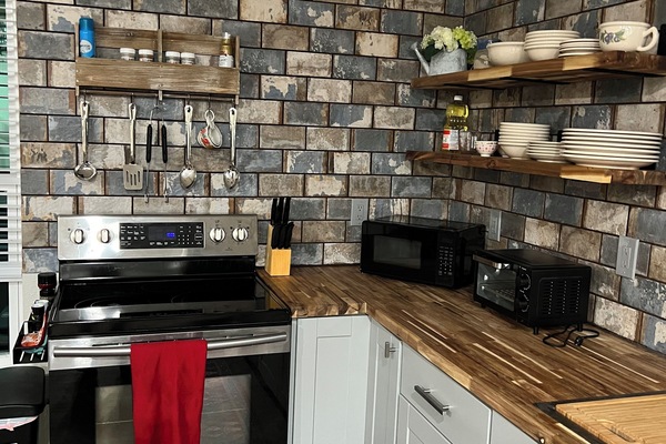 Een koelkast, een microgolfoven, een oven, een kookplaat