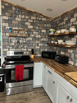 Réfrigérateur, four à micro-ondes, un four, surface de cuisson