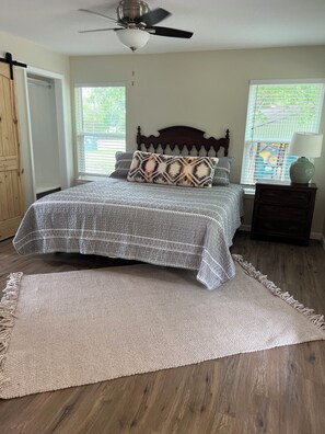2 bedrooms, iron/ironing board, travel crib, free WiFi - Rio Verde - Cozy Cottage on the Frio River (Leakey)