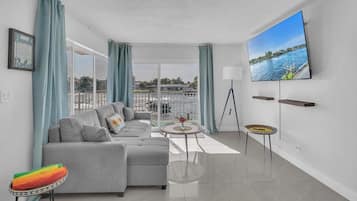 99-203 - Deluxe Apartment, Balcony, Corner | Vardagsrum | 32-tums tv med kabelkanaler