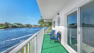 99-203 - Deluxe Apartment, Balcony, Corner | Terassi/patio