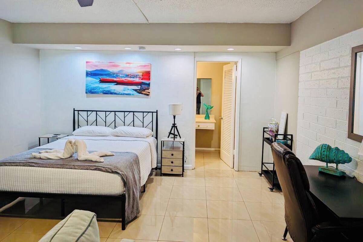 10-205 - Comfort Studio Suite, Courtyard View | Colchones Tempur-Pedic y espacio para trabajar con un portátil