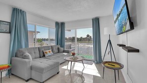 99-203 - Deluxe Apartment, Balcony, Corner | 客廳 | 32 吋電視連有線電視頻道