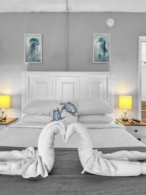 10-102 - Comfort Studio Suite, 1 Queen Bed, Kitchenette, Pool View | Tempur-Pedic beds, laptop workspace, blackout drapes, iron/ironing board - Seacrest Villas (Pompano Beach)